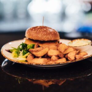 Burger JJ cu cartofi rondele parmezan și pătrunjel