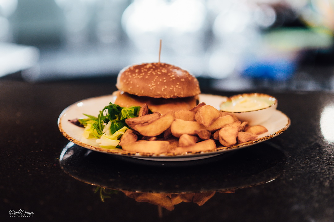 Burger JJ cu cartofi rondele parmezan și pătrunjel