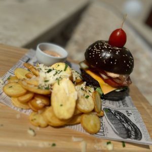 Burger Ruta 85 cu cartofi rondele