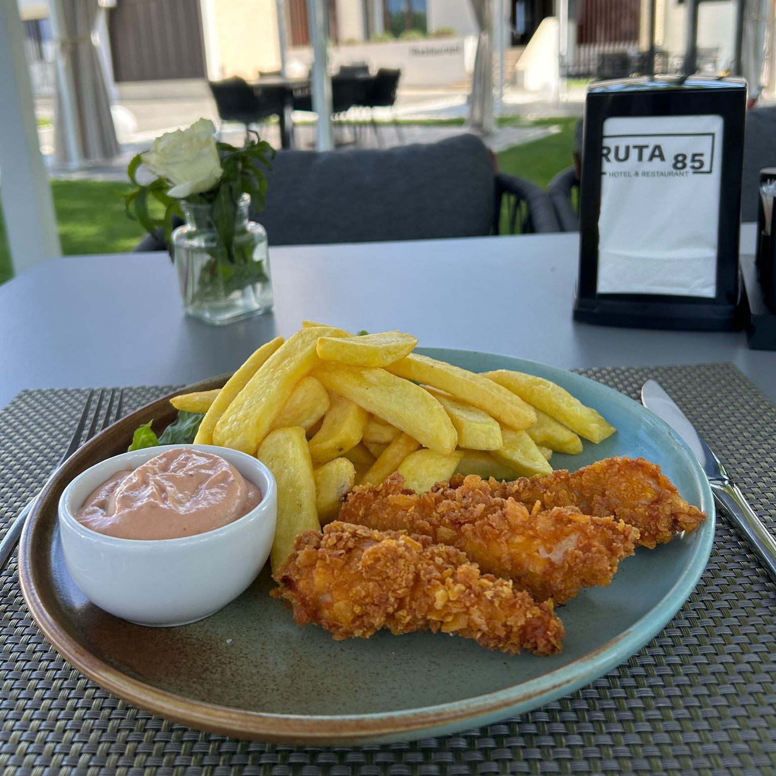 Crispy cu cartofi prăjiți și sos de usturoi