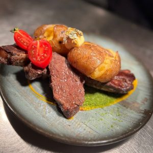 T-bone steak de vită Angus cu cartofi zdrobiți